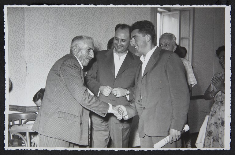 Trieste, luglio 1956, A.N.P.I. provinciale, gli ospiti omaggiano Alcide Cervi